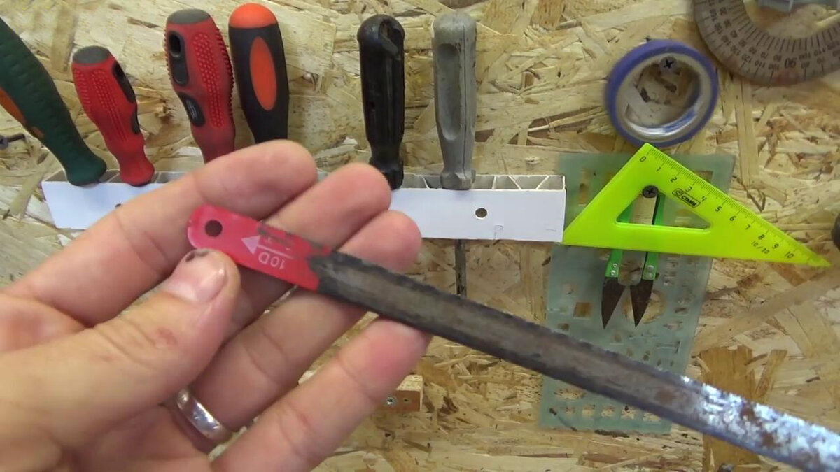 Полезное приспособление для гаража из полотна от ножовки