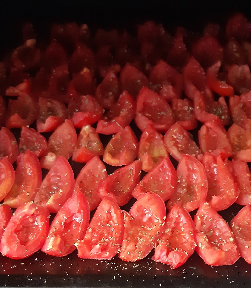 Вяленые помидоры с прованскими травами и чесноком, вкусные, не оторваться))