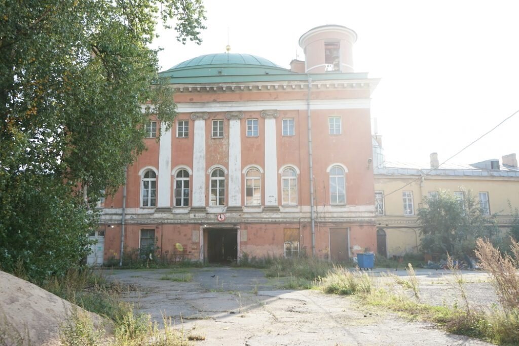 Конюшенное ведомство (на фото) могло бы стать центром притяжения нудистов. Фото: Мойка78/Николай Овсянников