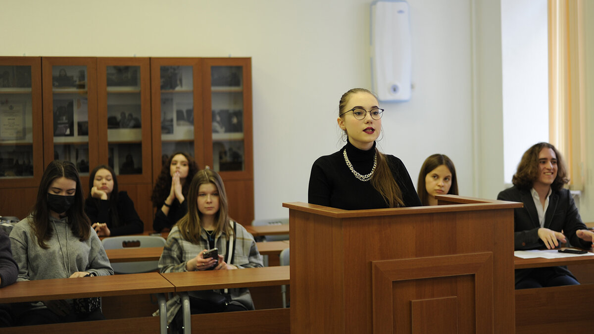 Выступление представителя команды истца. Фото медиакоманды лицея