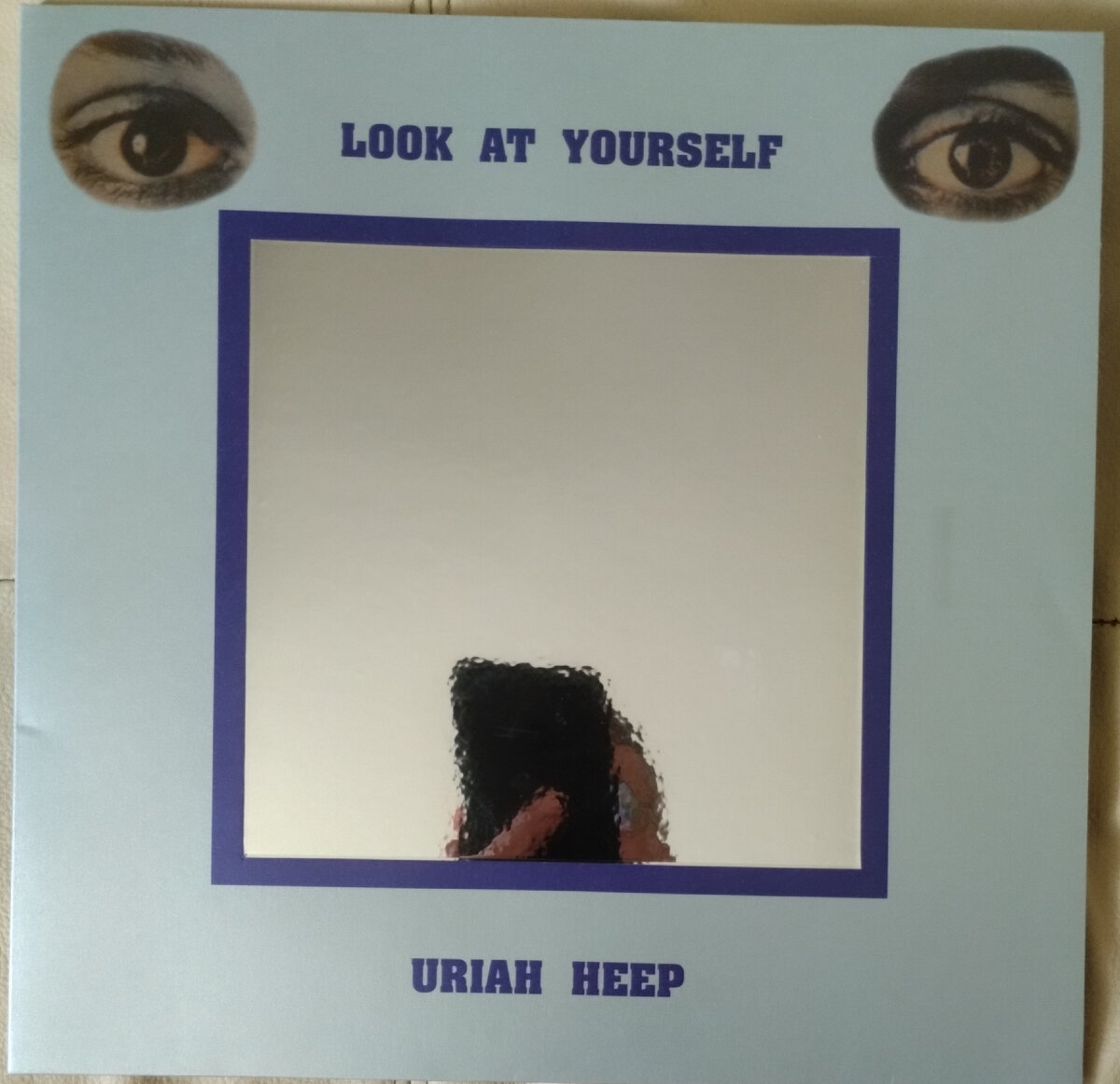 Лицевая сторона альбома вполне стандартна.