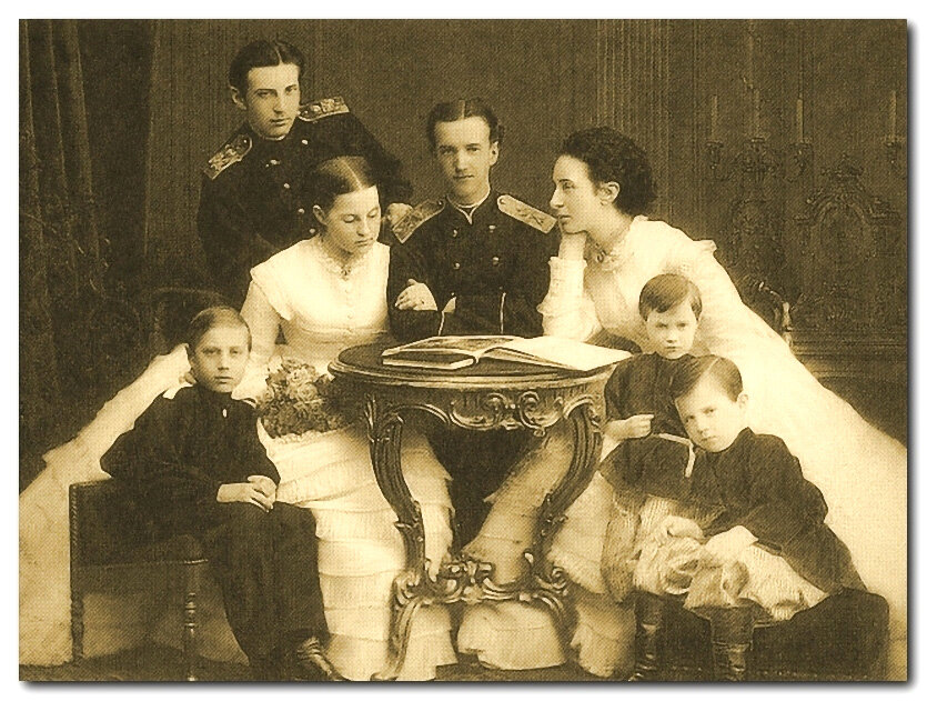 1867 год. Николай Константинович в кругу родных. Слева направо сидят сестра Ольга и её жених Георг Греческий, мать — Александра Иосифовна. Нижний ряд: Великие князья Константин Константинович, Вячеслав Константинович и Дмитрий Константинович — младшие братья Николая Константиновича