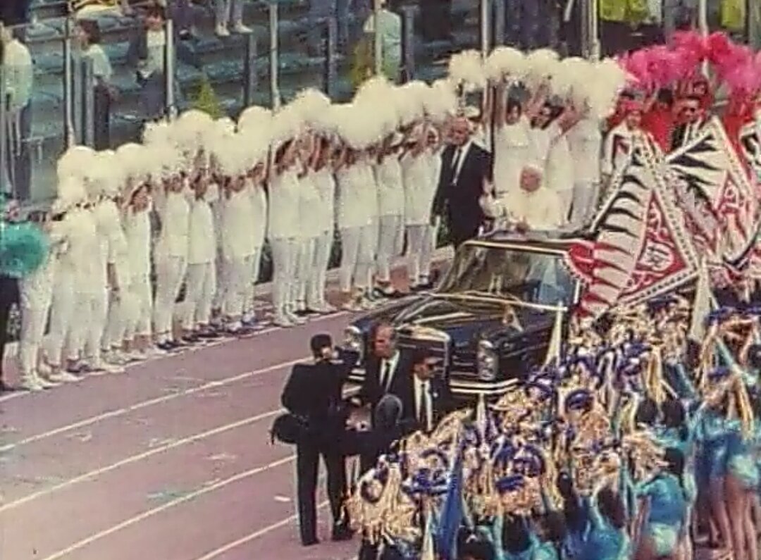 Церемония открытия Чемпионата мира. В автомобиле - Папа Римский Иоанн Павел Второй.