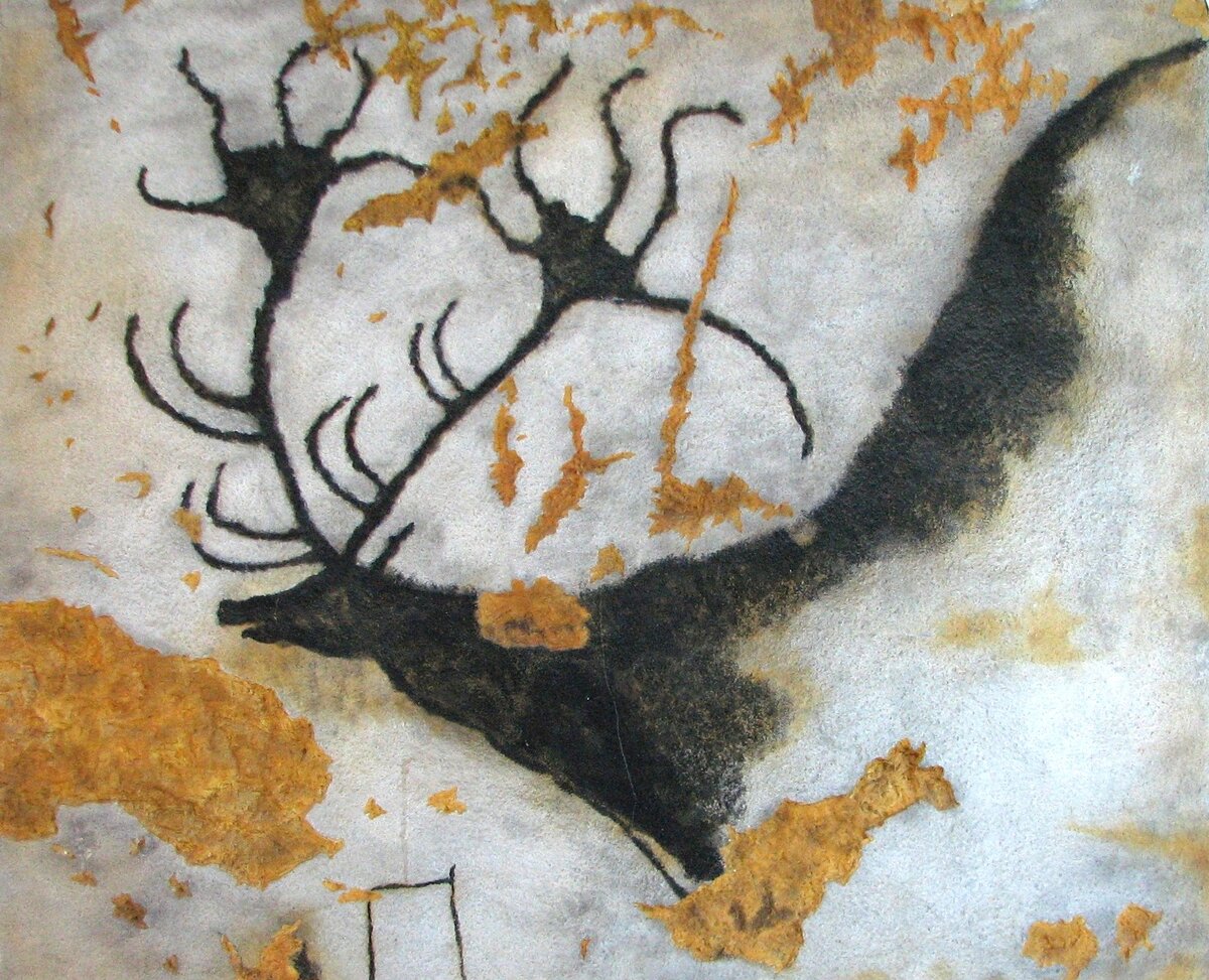 Самые впечатлительные и талантливые запечатлели большерогого оленя в наскальных рисунках (копия наскальной живописи из Ласко, около 15 000 лет до н.э.). 