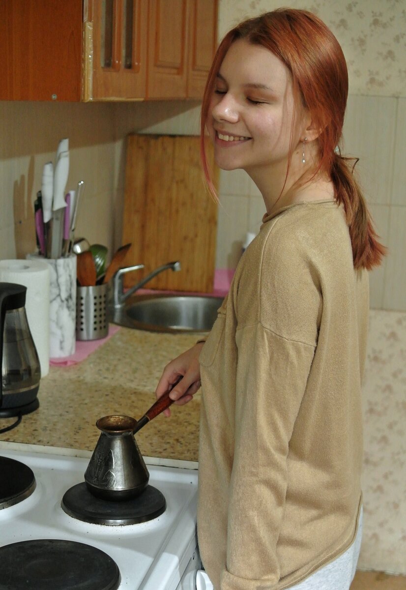 Тут я просто стою с пустой туркой, делая вид, что готовлю. Но там дальше я покажу весь процесс, честно-честно:)