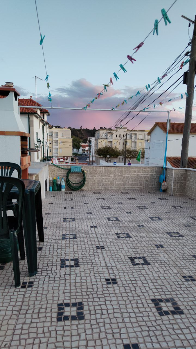 Крыша домика, в котором мы жили, и розовое закатное небо