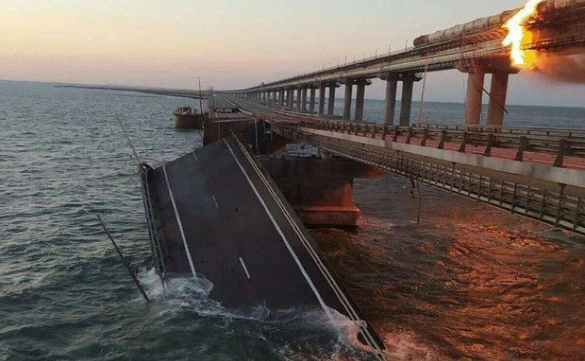 Обвал двух пролётов моста на  автодороге.  фото: картинки  яндекса.