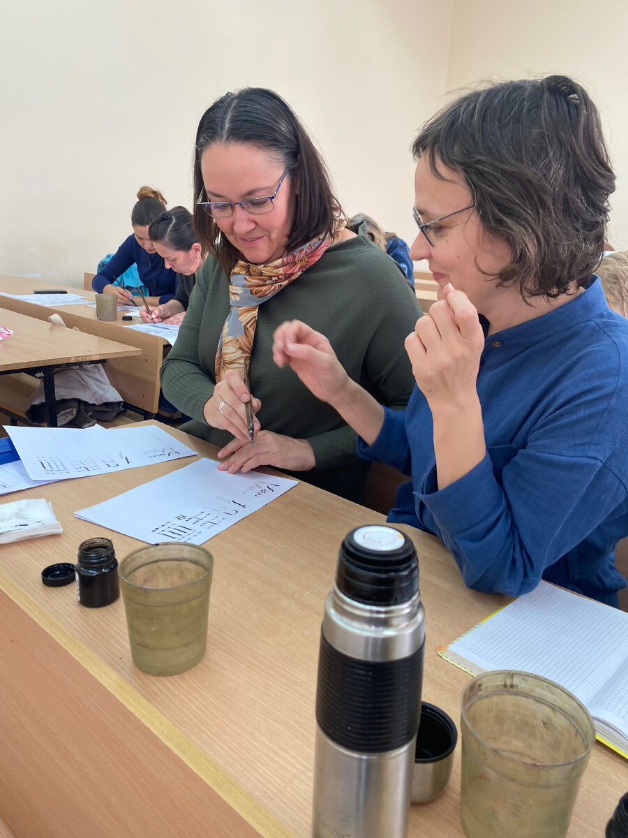 Дарья показывает Олечка нюансы письма пером 