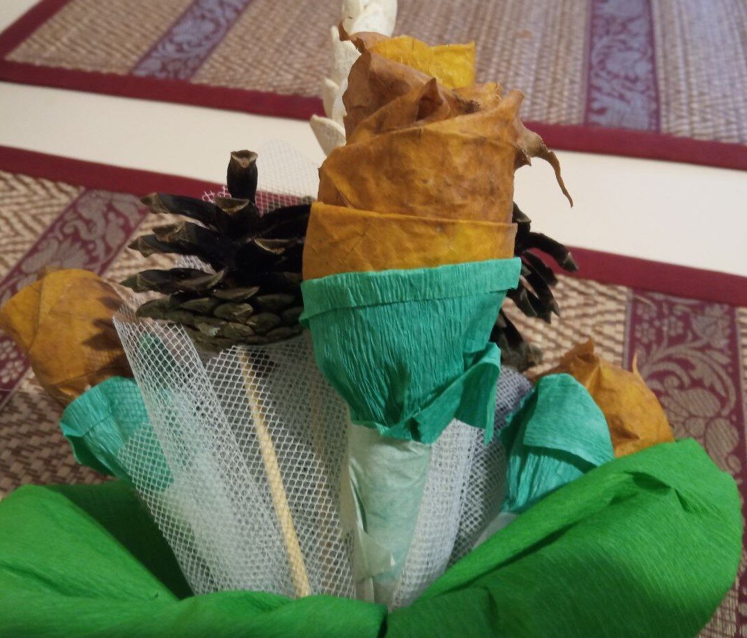 Бутон обернут зеленой бумагой