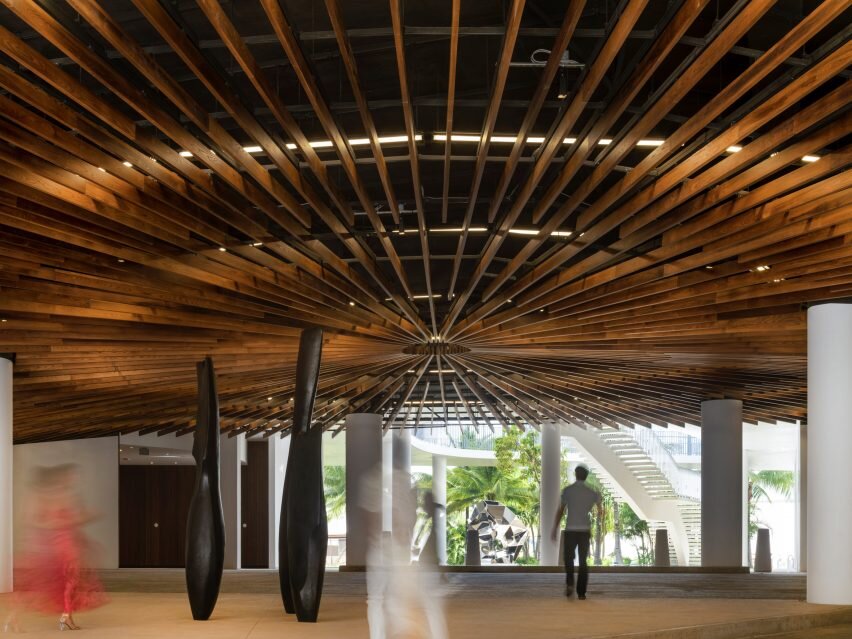 Porte cochere имеет радиальную деревянную установку.