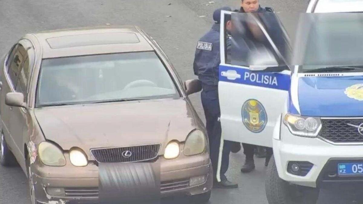    Житель Павлодара садится в полицейскую машину:Polisia.kz
