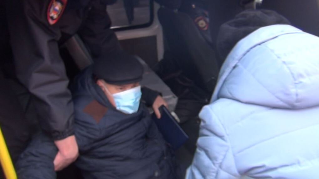 Минназаров М.Р. держит А.К. Черепанова на полу микроавтобуса "Газель", 7 ноября 2020 г.