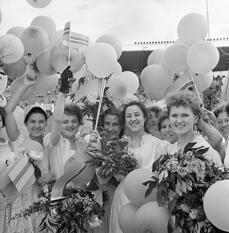 Участницы парада, посвященного Дню советской молодежи, 1959 год. Фото: Давид Шоломович / РИА Новости 
