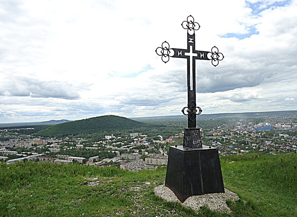 Крест - оберег. На дальней окраине городка - знаменитая Липовая гора