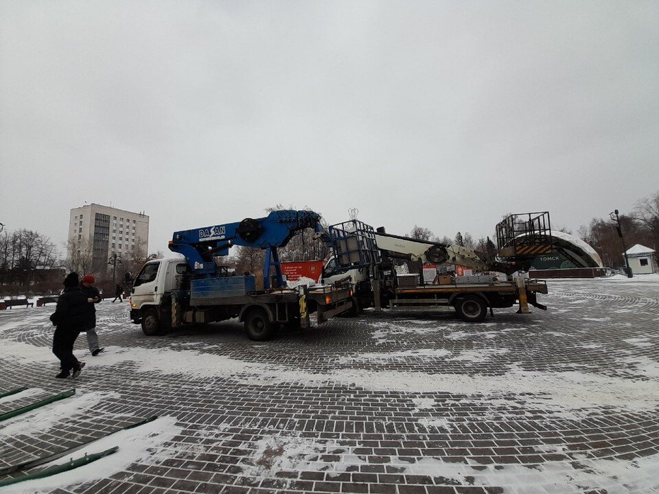     Новое новогоднее дерево начали устанавливать на этой неделе. Алёна ГОЛЕВА