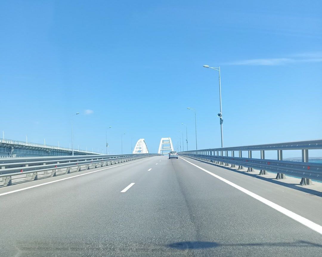 Впервые едем по Крымскому мосту.