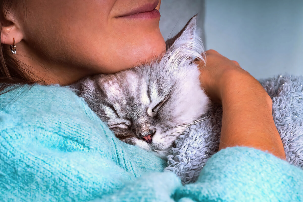 С человеком ещё и безопасней. При форс-мажоре сначала он получит «на орехи», ведь он крупнее и сильнее.