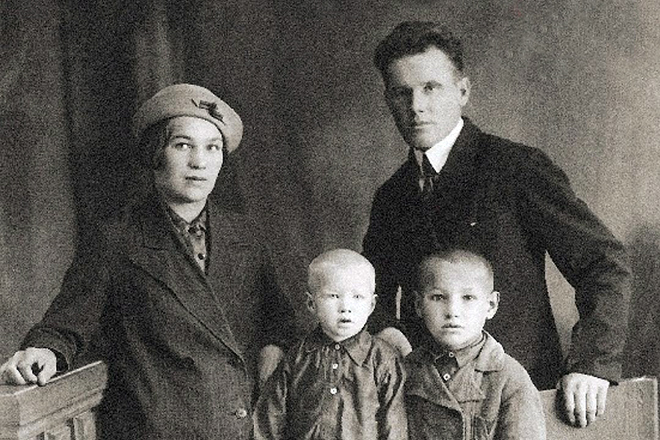 Клавдия, Михаил, Борис и Николай Ельцины.
