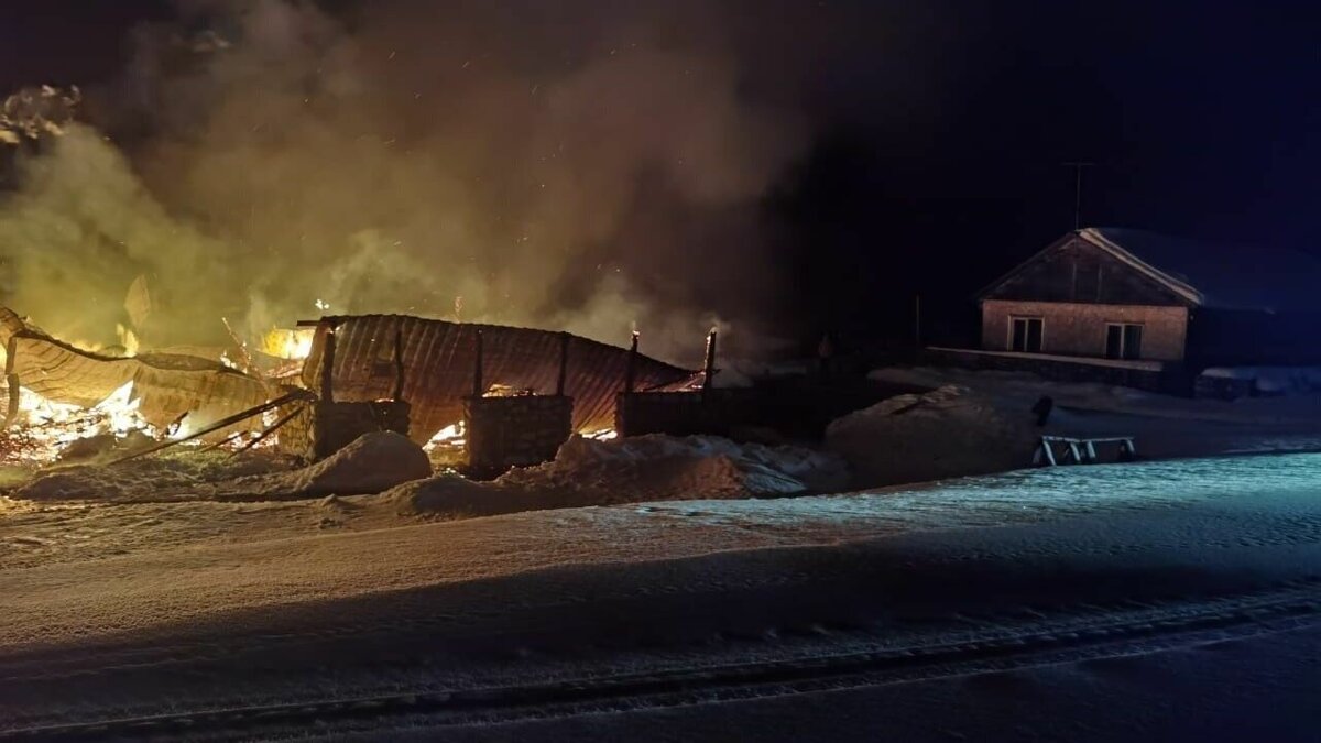     В районе в течение нескольких часов тушили серьезный пожар, охвативший жилой дом, сообщают в районном ОПС.