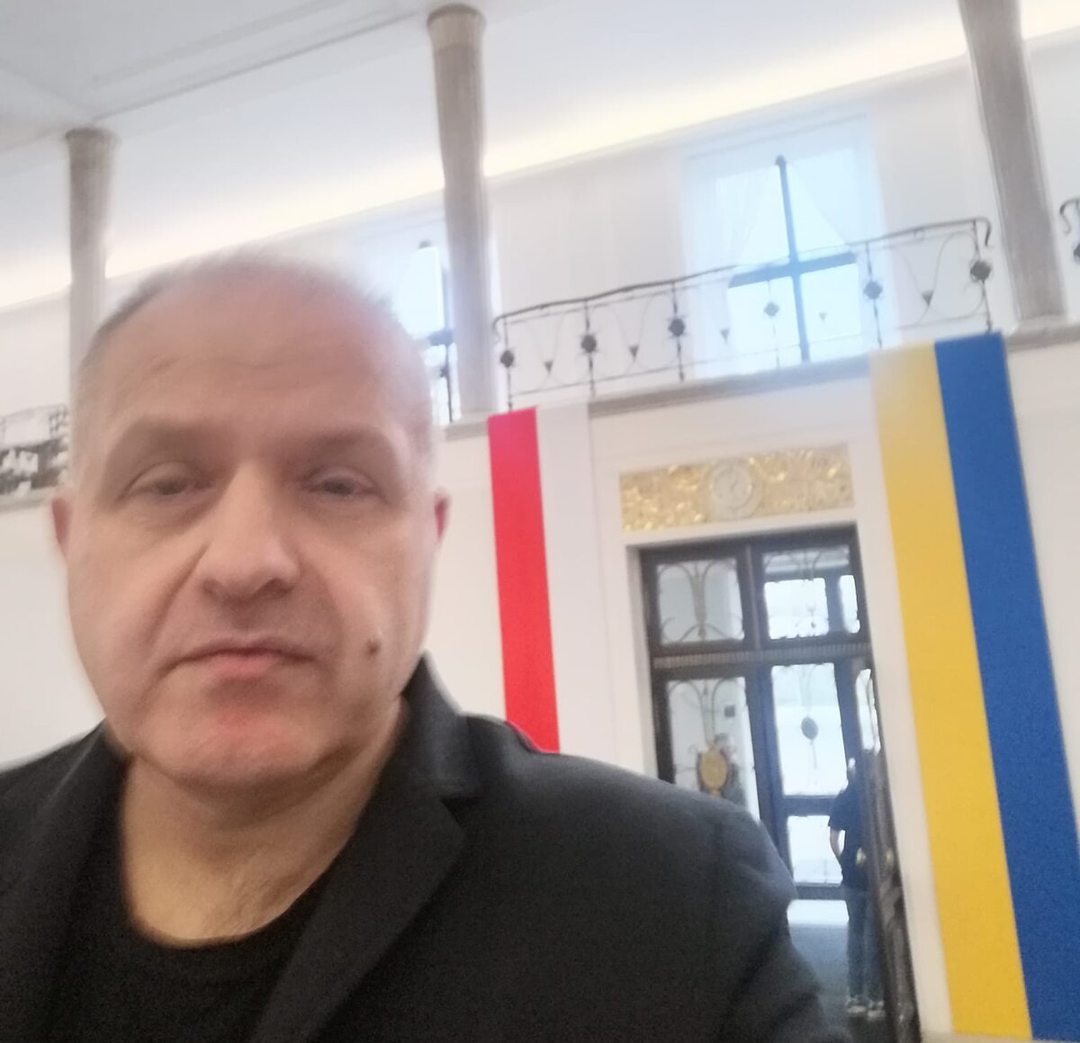 Ежи Анджеевский, предприниматель из Люблина, в начале СВО принял 40 беженцев с Украины. Но на днях польский суд приговорил его к уплате 1,5 тысячи злотых штрафа за «оскорбление украинцев».-2