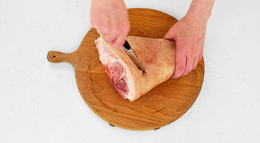 Подготовьте все ингредиенты для свиной рульки в рукаве. Мясо промойте, обсушите, слегка опалите, если присутствуют щетинки. На самой мясистой части острым ножом сделайте насечки.