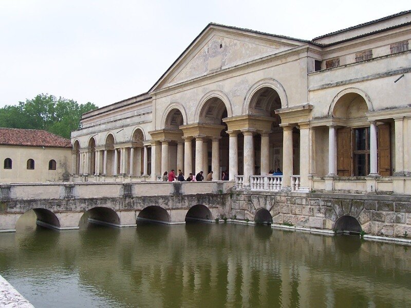 Вход                                                                                                                https://en.wikipedia.org/wiki/Palazzo_del_Te#/media/File:39PalazzoTe.jpg