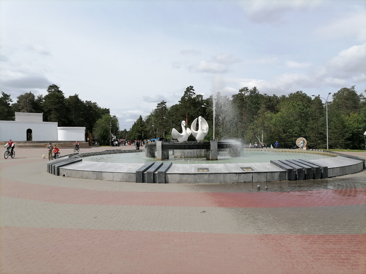 Красивейший фонтан с лебедями.