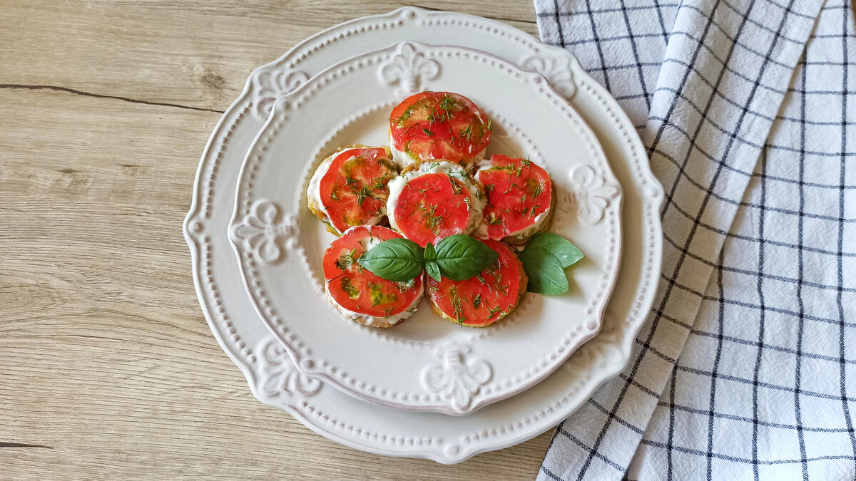 Жареные кабачки с помидорами и чесноком