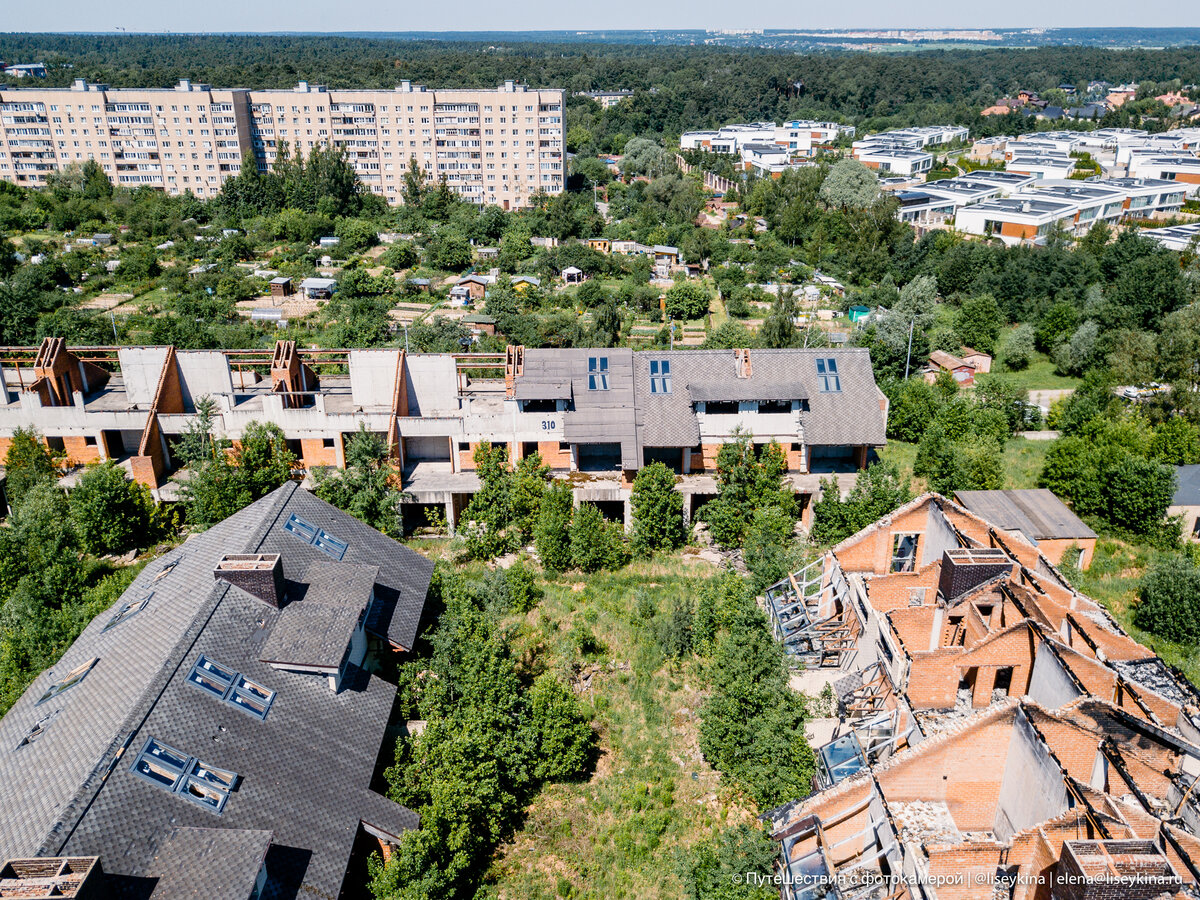 Пусть вас не смущают огороды и панельные девятиэтажки на фоне. Ведь в Барвихе не всегда жили олигархи и богатеи. Да и сейчас не только они живут. 