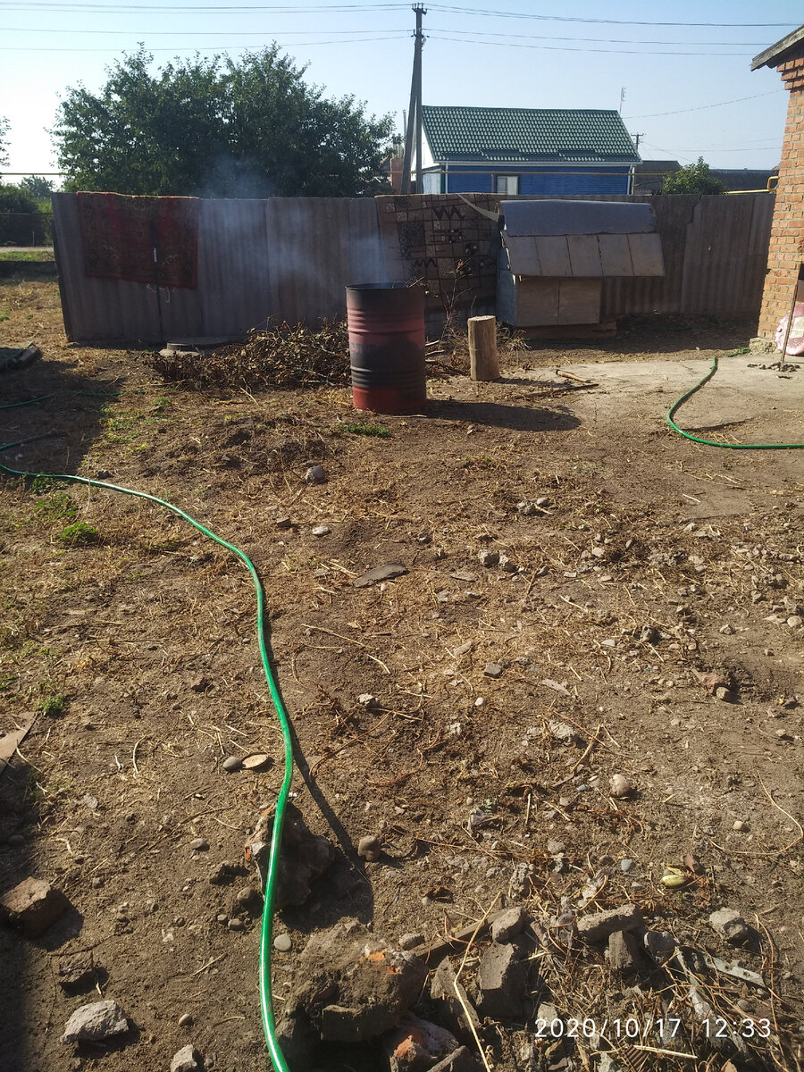 А так он выглядел тремя неделями ранее, справа на заднем плане видна одна из будок от которых мы избавились)