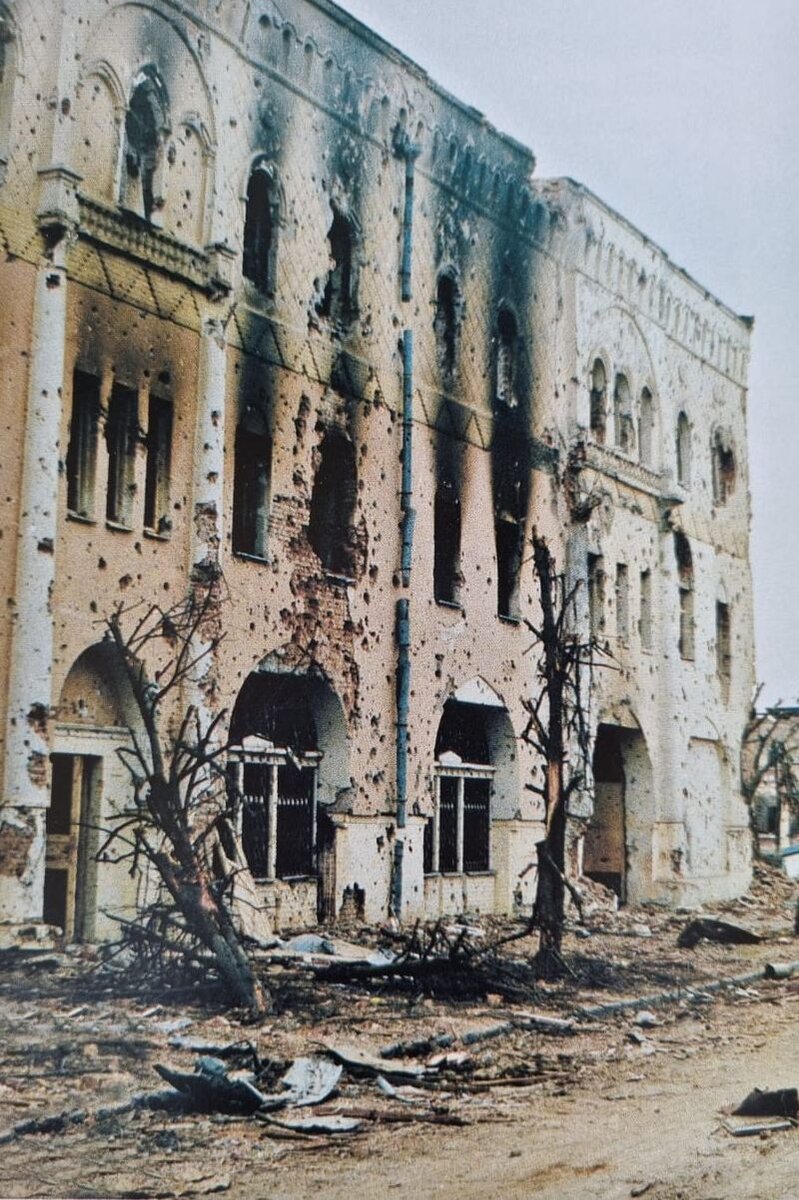 Разрушенное здание музея, 1995 год