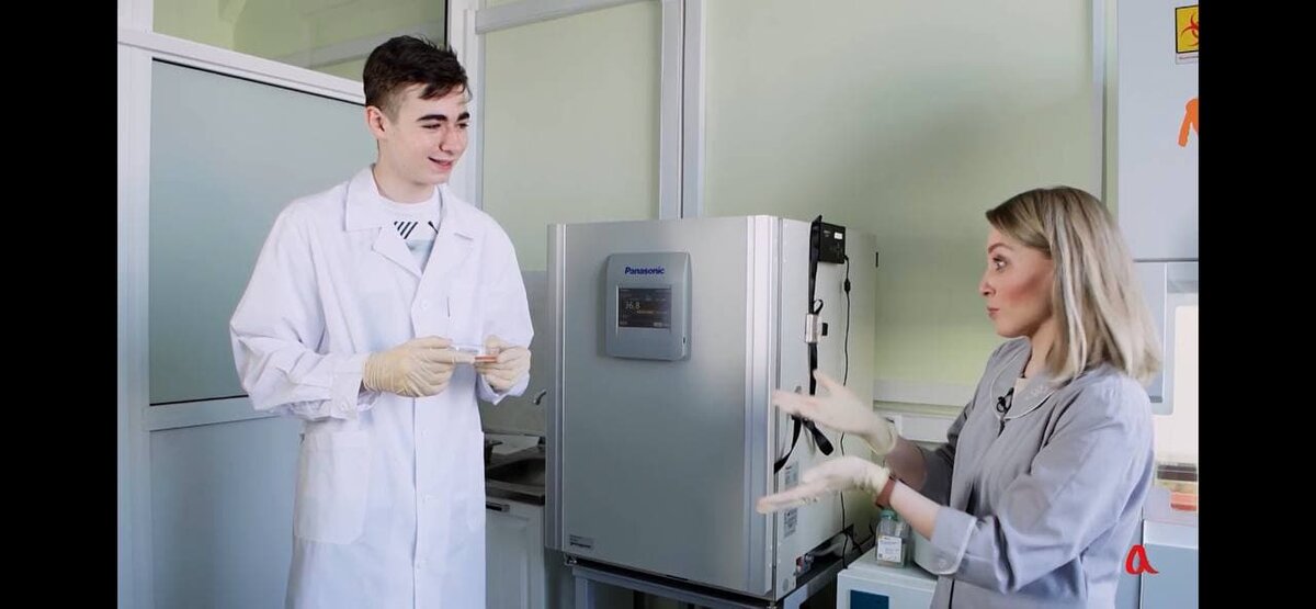 Иван и Татьяна в лаборатории на фоне CO2-инкубатора (своеобразного "домика" мини-мозгов)