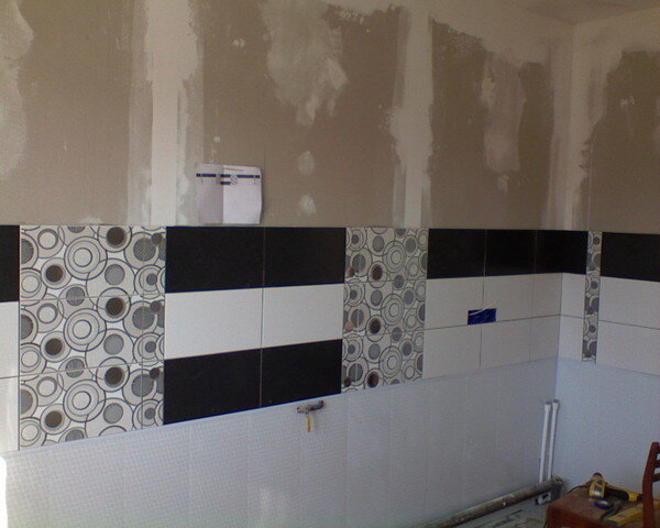 Делается только фартук, обои в местах где они не видны не клеятся