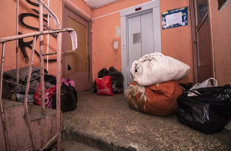 Выселяют из жилья. Выселение несовершеннолетних детей из жилого помещения. Ипотека выселение. Выселение из жилого помещения детей. Принудительное выселение из квартиры.