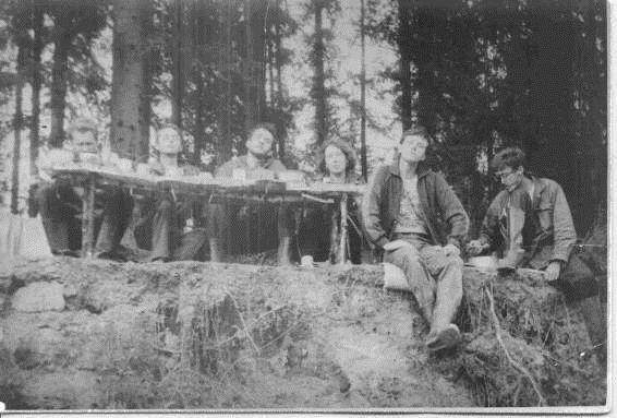 Студенты-геологи ПГУ в Молебке, 1992 год. Фото из книги "Русский Бермудский треугольник" Н.В. Субботина