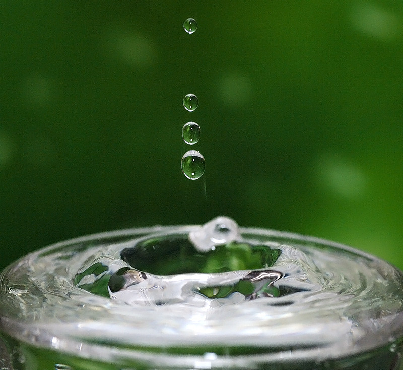 Капли. Капля воды. Падающие капли воды. Капли дождя. Падение дождевой капли