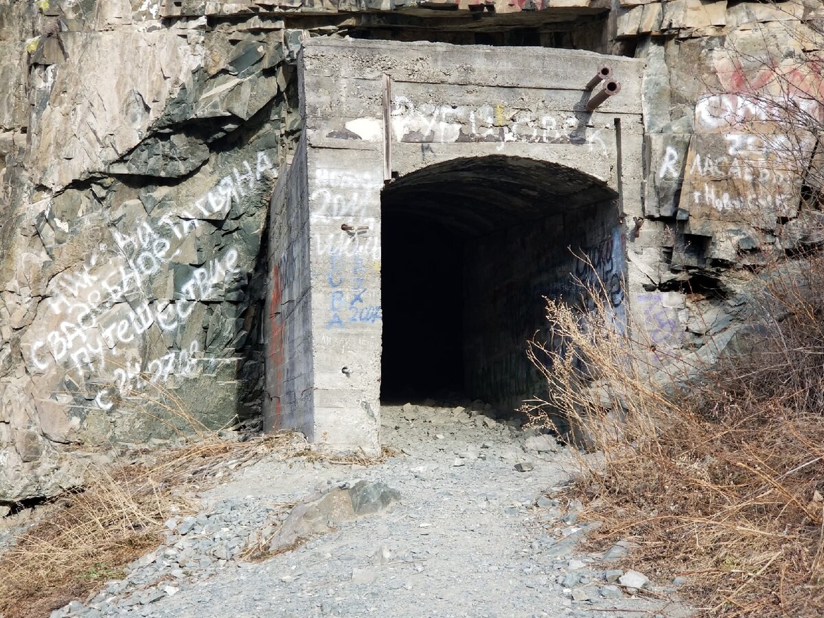 Рисунки вандалов на скалах в Горном Алтае