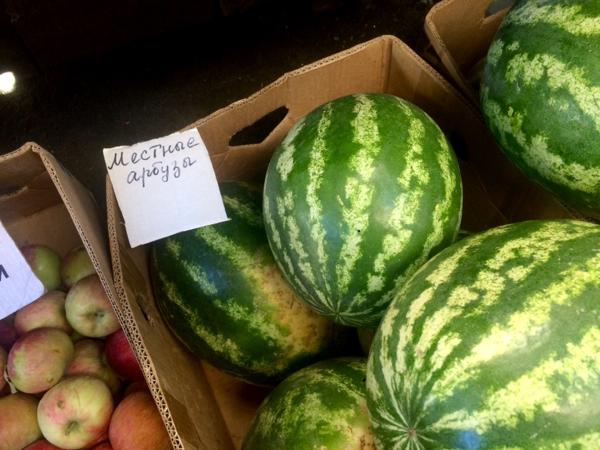 Арбузы, рядом - яблоки, те что по 70