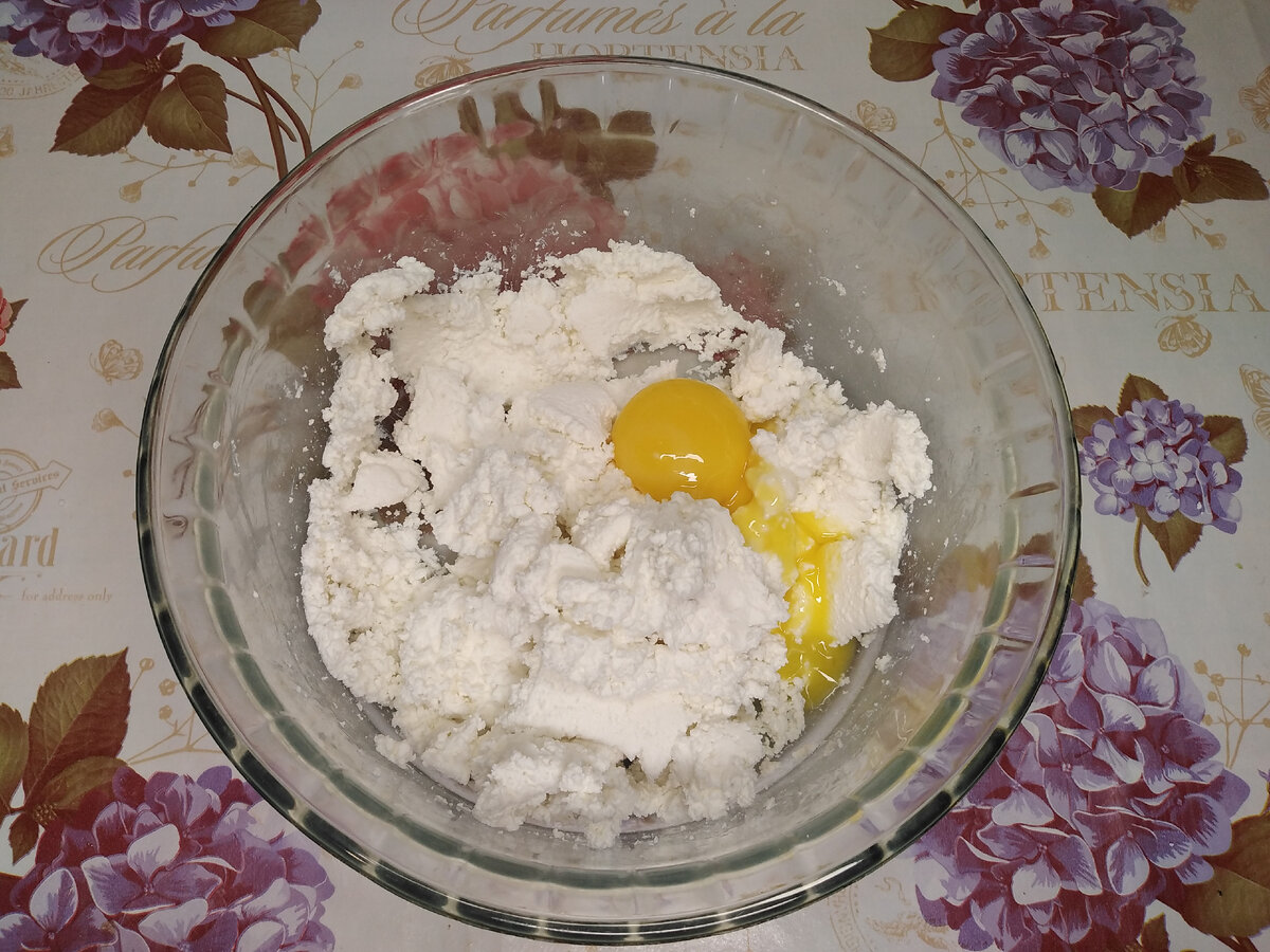 Сырники из творога с изюмом в духовке - рецепт с фото