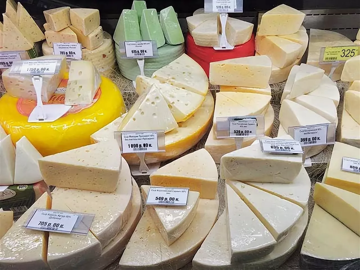Выкладка сыров. Выкладка сыров в магазине. Выкладка сыра на витрине. Красивая выкладка сыров.
