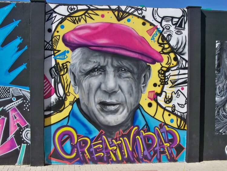 Источник: https://www.tiktok.com/@officialmjcmatthew/video/7010813957522885893 + https://upload.wikimedia.org/wikipedia/commons/b/bc/Pablo_Picasso_Graffiti.jpg