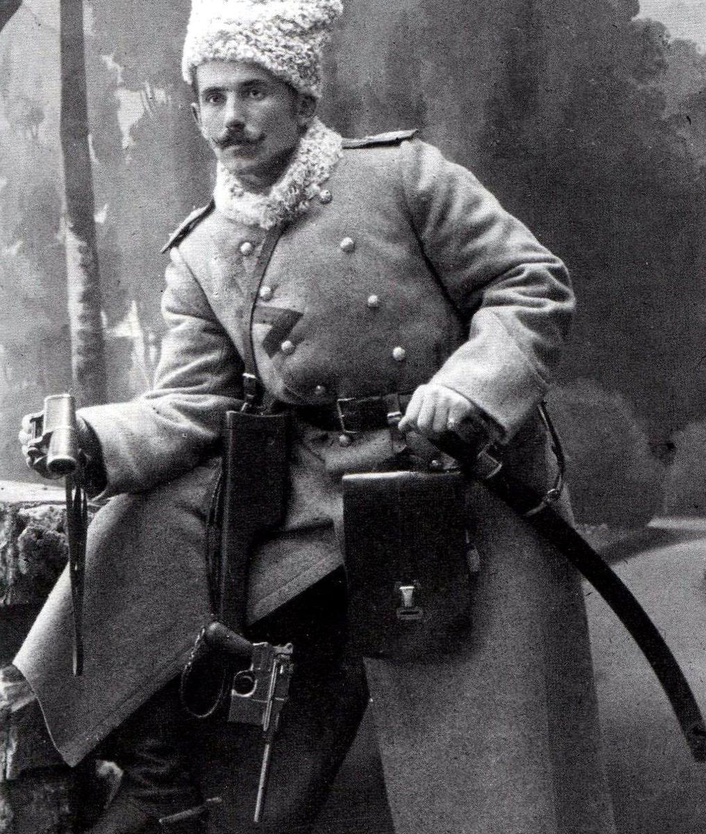 Ротмистр Балахович-Булак со своим Маузером.