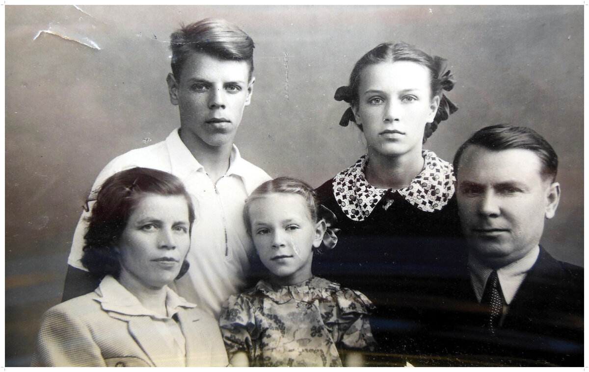 Дружная семья Мышаковых: дедушка Сергей и бабушка Надежда, моя мама - Светлана (в центре), брат Валентин и сестра Галина, 