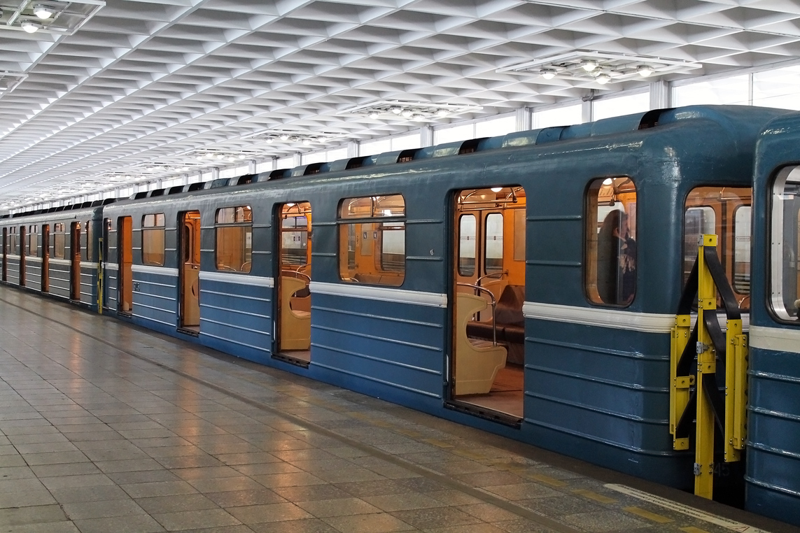 Санкт петербург вагонов. Вагоны метро Петербургский метрополитен. Вагон метро СПБ 2007. Вагон метрополитена СПБ. Метрополитен 2020 Санкт-Петербург вагоны.