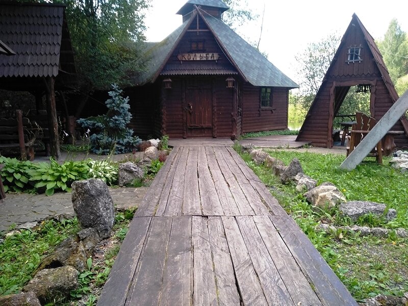 В беседке слева от кафе «Колыба» перекусили