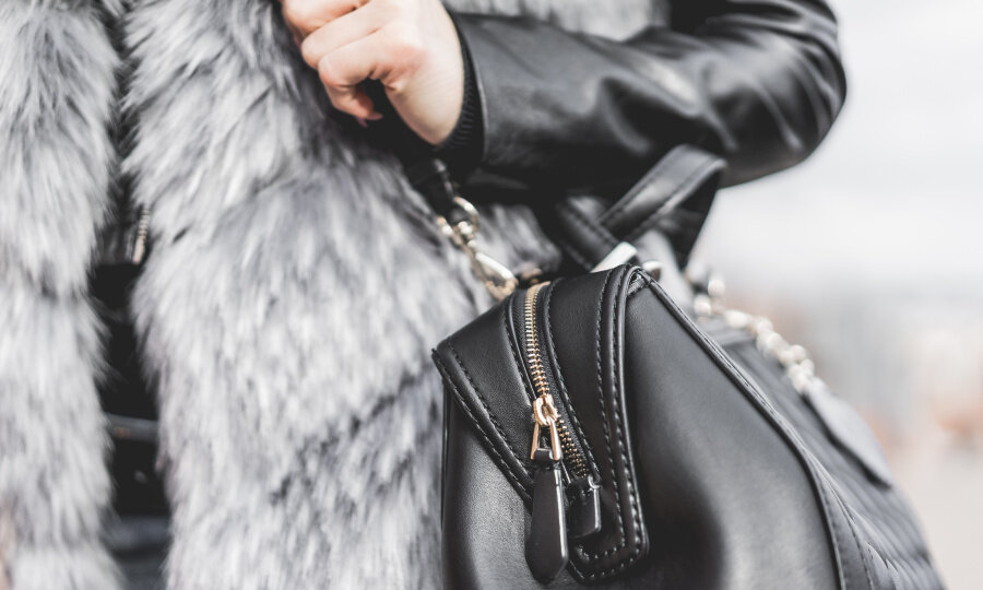 Выйти замуж за миллионера мечтают дамы разных возрастов. Это кратчайший путь к приятной жизни, и женщины предполагают, что миллионер будет рад осчастливить самую обаятельную и привлекательную. Подобрать ключик к сердцу и банковскому счету не так уж просто.Как удачно выйти замуж за миллионераСтать миллионером, разбогатеть и жить в шоколаде — заветная мечта многих. Вот только путь достижения материального благополучия каждый выбирает свой. И самый легкий — получить наследство, причем желательно тогда, когда ты еще молод. Но для этого нужно иметь богатых родственников.А если их нет? Миллион можно украсть. Инструкцией может служить фильм «Как украсть миллион» с Одри Хепберн и Питером О'Тулом в главной роли. Есть и множество других фильмов, из которых можно почерпнуть идеи, как провернуть аферу, разбогатеть и не попасться. Однако этот способ сопряжен с риском для жизни, и вполне может случиться так, что украденными деньгами воспользоваться не удастся.Еще один вариант — выйти замуж за миллионера (или жениться на богатой наследнице). Общественная мораль осуждает замужество по расчету: «А как же любовь?», «А как же с милым и в шалаше рай?». По этой причине некоторые женщины не желают признаваться даже самим себе, что повышенное внимание у них вызывают именно состоятельные мужчины. И в то же время многие из них ищут богатого спутника жизни целенаправленно, не жалея на достижение цели ни сил, ни средств, ведь они рассчитывают, что их расходы в дальнейшем окупятся с избытком.И здесь, по сути, нет ничего удивительного. Девушкам, не имеющим надежного тыла в виде платежеспособного папы, который с радостью выполнит их любые хотелки, приходится самим карабкаться на вершину успеха и материального достатка либо довольствоваться малым или же предложить свою красоту и молодость богатому мужчине в обмен на безбедное существование. Ведь жизнь коротка, и все лучшее хочется получить как можно быстрее.(Кстати, и среди мужчин найдется немало желающих немедленно полюбить состоятельную женщину любого возраста, интеллекта, габаритов и внешности, которая поможет им взлететь на социальном лифте на вершины благополучия. Такая перспектива кажется им более заманчивой, нежели самому учиться, работать, преодолевать трудности и приобретать опыт, который «сын ошибок трудных».)Но путь к сердцу и банковскому счету миллионера непростой и имеет свои особенности. Желанной цели достигают немногие. Девушки, которые твердо решили по нему идти и которых трудности только вдохновляют, сначала…1. Изучают рынок потенциальных мужей-миллионеров
Во-первых, здесь они встретятся со множеством соперниц разного возраста, масти и цвета кожи, которые преследуют те же цели и не останавливаются ни перед чем, чтобы убрать с дороги еще одну конкурентку. Во-вторых, спрос намного превышает предложение, что лишь повышает цену на «товар»: самих миллионеров в разы меньше, чем девушек, которые охотятся на них.Например, в 2016 г. в России насчитывалось 96 долларовых миллиардеров и примерно 79 тысяч долларовых миллионеров. Впрочем, остаются еще рублевые миллионеры, количество которых в России приближается к 500 тысячам. И эта цифра уже позволяет надеяться, что шансы у особо активных девушек все-таки есть.Этот перечень можно расширить и за счет иностранцев-миллионеров — случается, что и они забредают на сайты знакомств в поисках спутницы жизни.В то же время нужно учитывать, что большинство миллионеров — люди в возрасте и уже обзавелись семьей, а то и не одной. Правда, наличие жены не рассматривается как преграда: «Жена не стена — можно подвинуть». «Москва — это большая лотерея. …Здесь живут дипломаты, художники, внешнеторговцы, артисты, поэты. И все они — мужчины», — говорит Людмила, одна из главных героинь фильма «Москва слезам не верит». — «Но ведь у них свои женщины есть», — отвечает ей другая героиня, Катерина. На что Людмила заявляет: «А мы не хуже ихних!». Итак, семейные миллионеры также рассматриваются как потенциальные мужья.Впрочем, некоторые миллионеры, уже наступившие на семейные грабли и успевшие развестись, дали себе слово больше никогда не заключать официальный брак, поскольку бракоразводный процесс существенно потрепал их финансы. Их вполне устраивают любовные отношения с более-менее постоянными подругами, чего, очевидно, не скажешь о девушках, которые хотели бы сменить неустойчивый статус подруги на более надежный статус жены.Встречаются среди миллионеров и убежденные одиночки, в чьи планы не входит женитьба. Например, 50-летний Алексей Семин, уроженец Казани и один из первых успешных бизнесменов Татарстана, а ныне — владелец огромного состояния и замка во Франции, оцениваемого в 10 млн евро. Еще никому не удалось убедить его пересмотреть свои взгляды на семейную жизнь. Сам он объясняет отсутствие женщины в его жизни огромной занятостью.Некоторые состоятельные мужчины не решаются на брак из-за того, что не доверяют женщинам. И действительно, понять, что движет женщиной — любовь к мужчине или его деньгам, бывает сложно даже тому, кто знаком с языком мимики и жестов и легко распознает ложь.И все же миллионеры-холостяки, готовые жениться, — не миф, они существуют. По версии российской редакции Forbes, примерно 10% из рейтинга самых богатых людей страны — официально не женаты. Их средний возраст 40–50 лет.Правда, в последние годы миллионеры сильно «помолодели» за счет перспективных и успешных молодых людей с предпринимательской жилкой. Среди них — 28-летний москвич Всеволод Страх, с нуля основавший компанию «Сотомаркет», ежегодный оборот которой превысил 4 млрд долл. А 29-летний Николай Саганенко, бизнесмен из Санкт-Петербурга, впервые попал на обложку Forbes в 19 лет. Его наиболее успешный стартап, благодаря которому он стал миллионером, — изготовление макетов недвижимости в созданной им макетной студии «Макет-Мастер». Кстати, внешние данные этих молодых миллионеров не менее привлекательны, чем их проекты.Кстати, выбирая «своего» миллионера, нелишне поинтересоваться, каким образом приобретен его капитал. Ведь нередко среди миллионеров можно встретить мастеров отжима и отъема. И этим фактом не стоит пренебрегать. Такой миллионер наверняка без тормозов и, кто знает, не превратится ли со временем в жертву успешная охотница, заполучившая такого мужчину. Известно немало случаев, когда женщины, полностью зависящие от богатого супруга, поднадоев ему, оказывались за дверью едва ли не в том же, в чем пришли. Мелькает в прессе и информация о женщинах, у которых богатые, влиятельные и суровые мужья отбирают детей, и никакой суд не приходит на помощь.2. Критически оценивают свои шансы
Это только в дамских романах можно прочитать о том, как благородный красавец-миллионер разглядел в гадком утенке прекрасного лебедя, они поженились и жили долго и счастливо. История о том, как в героиню Джулии Робертс — девушку «с низкой социальной ответственностью» из фильма «Красотка» влюбился миллионер, которого играет несравненный Ричард Гир, тоже скорее исключение, чем правило.Из-за того, что на одного состоятельного мужчину приходится довольно много женщин — разных и всяких, такие мужчины становится слишком разбалованными, разборчивыми и начинают предъявлять к возможным жизненным спутницам повышенные, можно сказать — завышенные, требования.Правда, среди молодых миллионеров встречаются мужчины, для кого модельная внешность — не главное. Например, внешние данные жены Марка Цукерберга Присциллы Чан далеки от тех идеалов красоты, которым стараются соответствовать девушки в желании привлечь обеспеченного мужчину. И эти же девушки сильно негодуют по поводу его выбора. Они искренне не понимают, что есть вещи, которые не купить ни за какие деньги.3. Посещают всевозможные тренинги по женскому пикапу
На них рассказывают, как соблазнить нужного мужчину, а именно: каким платьям, туфлям и аксессуарам отдать предпочтение, какой макияж выбрать, как улыбаться, куда смотреть и как себя вести. Много ли пользы от таких тренингов по завлечению мужчин в брачные сети, непонятно. Известно лишь то, что они весьма популярны.Один из тренеров по женскому пикапу — Денис Байгужин, уверяющий, что он успешно выдает своих клиенток замуж за миллионеров. У него есть страница ВКонтакте под названием «Как выйти замуж», он разъезжает по стране с лекциями на тему «Как выйти замуж за миллионера» и выкладывает видео на YouTube. Недавно он написал книгу «Как найти, покорить и удержать достойного мужчину».В программу его тренингов входят рекомендации по уходу за собой, созданию собственного стиля, поднятию самооценки, развитию женственности и сексуальности. В одном из своих стихотворений Владимир Маяковский спрашивает: «Если звезды зажигают — значит — это кому-нибудь нужно?». Перефразировав, можно спросить: если такие тренинги существуют, значит, это кому-то нужно? В 2014 году входной билет на одну лекцию Байгужина стоил от 8 до 15 тысяч рублей. И девушки охотно платили. (Вероятно, из соображений, что игра стоит свеч.)Судя по тому, насколько востребованы такие тренинги, байгужины без работы не останутся.Основные тезисы лекций Дениса Байгужина: «Женщина должна жить за счет достойного мужчины. Но чтобы завоевать такого, ей следует избавиться от своей вонючей гордости. Я убиваю гребаную эмансипацию и давлю феминизм». Он убеждает своих слушательниц в том, что главная их задача — найти мужчину с большими деньгами и всячески ублажать его, и тогда взамен они получат от него все, что только пожелают.Впрочем, в его (и не только в его — таких тренеров предостаточно) рекомендациях нет ничего нового: покорите мужчину своей красотой, будьте с ним нежны и покорны, неустанно заботьтесь о нем, обеспечьте ему домашний уют и качественный секс — и будет вам счастье!4. Обращаются к свахе
Петра Листермана называют главным Купидоном России и звездной свахой. Его бизнес весьма успешен и прибылен. По его словам, в его картотеке — самые лучшие женихи мира, которые нуждаются в нежной и любящей женской душе. Желательно, чтобы обладательница такой души была темненькая, губастая, высокая и длинноногая. Наличие ума не приветствуется. «Заказы на умных закончились», — шутит Листерман.Как работает звездная сваха? Просматривает фотографии, которые претендентки присылают на его официальный сайт. Из примерно двухсот писем с фотографиями, приходящих ежедневно, он отбирает 5 и просит девушек, написавших ему, рассказать о себе более подробно. А далее следует личная встреча, даются соответствующие инструкции.Листерман признается, что ни один брак, заключенный с его помощью, не продержался более пяти лет. Он разрушает его собственными руками. Коммерция — прежде всего, и нужно пристраивать новых клиенток.Тех, кто не прошел кастинг, он призывает не отчаиваться и дает им наводки, где можно поохотиться на миллионеров.5. Вместе с ним начинают с нуля
Говорят, «чтобы стать женой генерала, нужно выйти замуж за солдата». Но поскольку далеко не все солдаты становятся генералами, важно разглядеть в мужчине потенциал, желание развиваться, умение ставить цели и достигать их.34-летняя Мила Левчук из Санкт-Петербурга — одна из женщин, которым это, по ее мнению, удалось. Сейчас она — обеспеченная жена и по совместительству эксперт по семейным отношениям и автор книги «Сила притяжения мужчин». У нее есть свой официальный сайт, она проводит занятия в основанной ею Школе женственности и онлайн-тренинги, где рассказывает, как стать девушкой, ради которой мужчина сделает все. У нее же есть и страничка в Instagram, где она общается с девушками на животрепещущие темы. Например, «Почему мои деньги — мои, а его — наши?», «Должна ли женщина работать?» и др.Вы еще не передумали выходить замуж за миллионера?