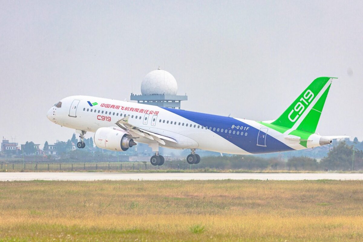 C919 взлетает во время Наньчанского авиасалона 31 октября 2020 года в Наньчане. Фото: Liu Lixin/China News Service - Getty Images