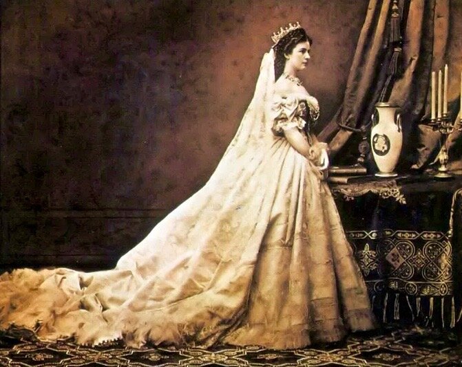 Императрица Сисси в коронационном платье.