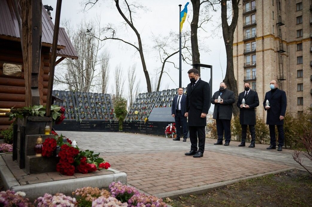 Президент со свитой возлагают цветы