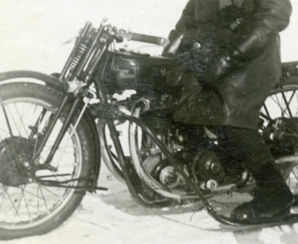 Ленинградские мотогонщики Воротилкин, Егоров и Маковецкий во время  мотопробега из Ленинграда в Москву и обратно зимой 1929 года. Фото из коллекции Андрея Мятиева.